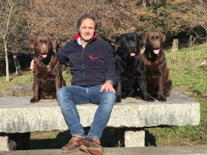Juan Freire posando con varios perros