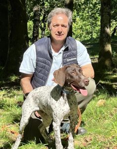 Juan Freire posando con un perro